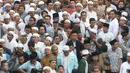 Ribuan pelayat menyaksikan prosesi pemakaman jenazah tokoh PBNU KH Hasyim Muzadi di Pondok Pesantren Al Hikam, Beji, Depok, Kamis (16/3). (Liputan6.com/Immanuel Antonius)