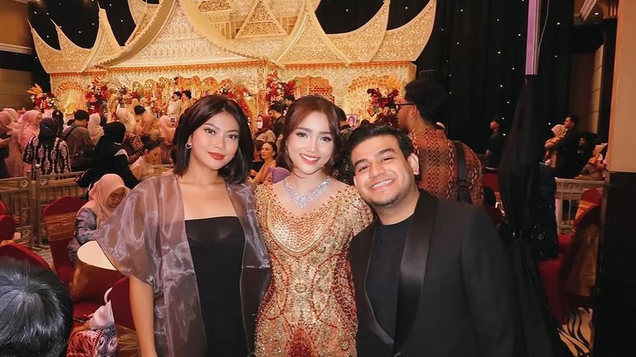 Potret Fuji di Resepsi Pernikahan Frans Faisal dan Indah, Tampil Menawan dengan Kebaya Modern Bernuansa Gold