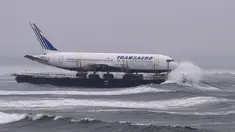 Pesawat Boeing 767 terlihat berlayar di atas tongkang di sekitar pantai barat Irlandia, Sabtu (7/5). Pesawat itu dipindahkan guna dijadikan sebagai pusat akomodasi di transportasi alternatif bertema 'Gampling' di desa Enniscrone (REUTERS/Clodagh Kilcoyne)
