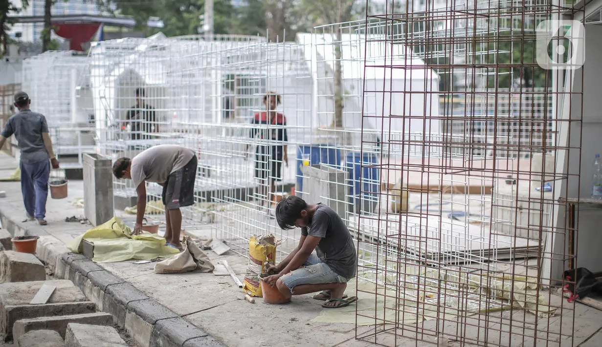 Pekerja melakukan proses pembangunan pusat usaha kuliner di Jalan Matraman Dalam tepatnya dekat Masjid Matraman, Kelurahan Pegangsaan, Kecamatan Menteng, Rabu (14/9/2022). Pemerintah Kota (Pemkot) Administrasi Jakarta Pusat bekerja sama dengan Baznas Bazis akan merevitalisasi tempat usaha kuliner seluas 500 meter. (Liputan6.com/Faizal Fanani)