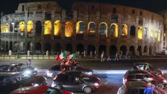 Suporter merayakan kemenangan Italia atas Inggris pada pertandingan final Euro 2020 di depan Colosseum, Roma, Italia, Senin (12/7/2021). Italia menjuarai Euro 2020 usai mengalahkan Inggris lewat drama adu penalti pada pertandingan final Euro 2020. (AP Photo/Riccardo De Luca)