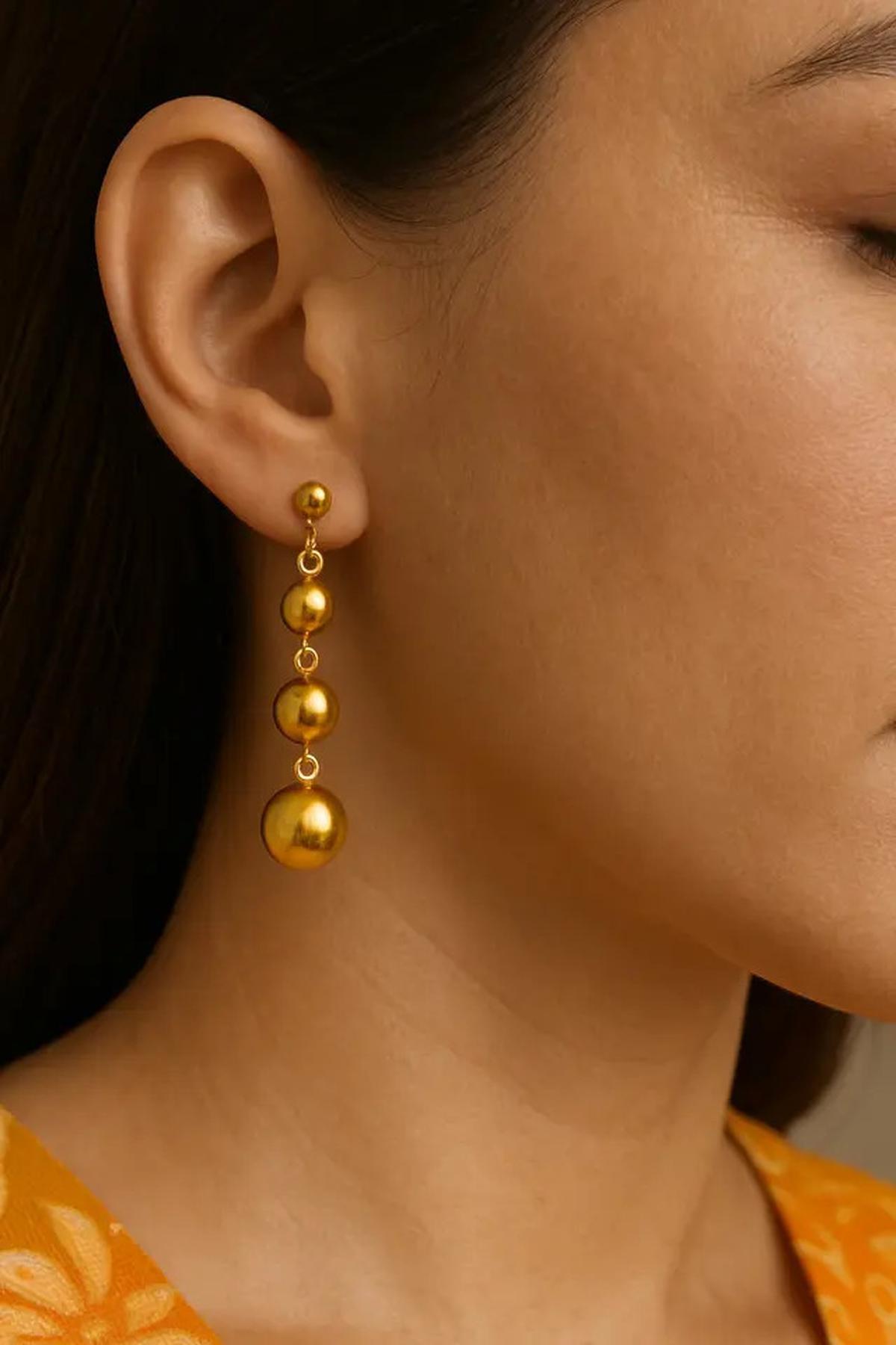 7 Model Anting Emas untuk Baju Batik yang Kekinian