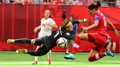 Kiper Swiss, Gaelle Thalmann melompat menghalau bola tendangan penyerang Kanada, Christine Sinclair saat Piala Dunia wanita 2015 di BC Place Stadium, Senin (22/6/2015). Kanada menang 1-0 atas Swiss lewat gol Josee Belanger. (Reuters/Anne Marie Sorvin)