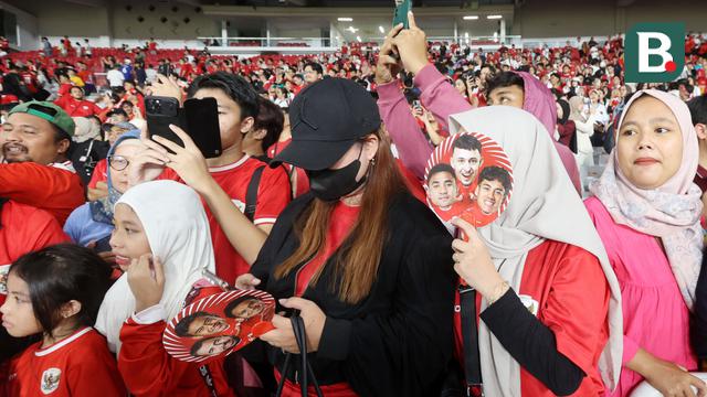 Foto: Potret Fans Wanita Garis Keras Timnas Indonesia
