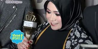 Melly Goeslaw dan Martino Lio terima penghargaan di IBOMA 2017.