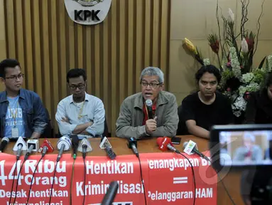 Sejumlah aktivis Masyarakat Sipil Antikorupsi menyikapi keputusan Presiden Jokowi terkait calon Kapolri dan Plt. pimpinan KPK, Jakarta, Kamis (19/2/2015). Dalam pernyataannya mereka menyampaikan lembaga KPK masih gawat darurat. (Liputan6.com/Johan Tallo)