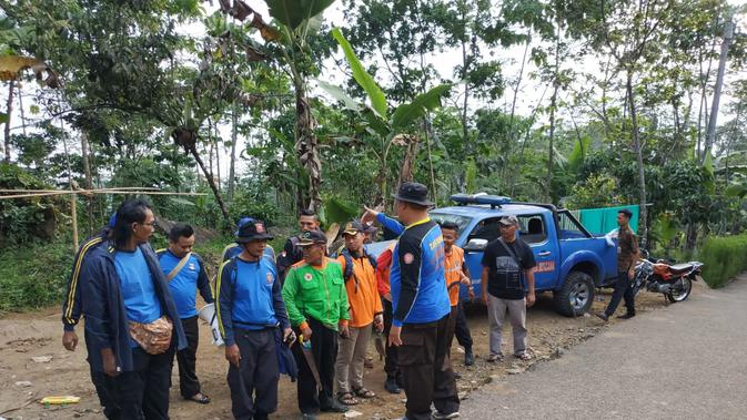 Warga dan relawan memburu celeng yang meresahkan warga di lereng Gunung Slamet. (Foto: Liputan6.com/Muhamad Ridlo)
