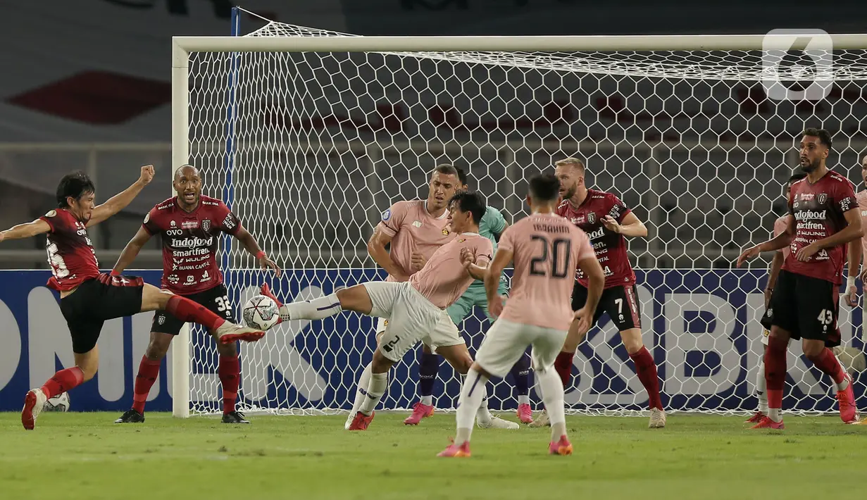 Pemain Bali United, Michael Yansen Orah (kiri) berebut bola dengan pemain Persik Kediri, Risna Prahalabenta Ranggalelana dalam laga pembuka BRI Liga 1 2021/2022 di Stadion Utama Gelora Bung Karno, Jumat (27/8/2021). Pertandingan berakhir untuk kemenangan Bali United 1-0. (Bola.com/Ikhwan Yanuar)