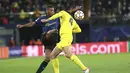 Penyerang Manchester United (MU) Anthony Martial berebut bola dengan bek Villarreal Pau Torres pada matchday kelima Grup F Liga Champions di Ceramica stadium, Rabu (24/11/2021) dini hari WIB. MU sukses meraih kemenangan 2-0 di kandang Villarreal. (AP Photo/Alberto Saiz)