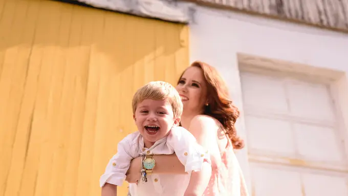 Kakek Nenek yang Merawat Cucu di Swedia Kini Berhak Dapat Tunjangan Cuti Berbayar