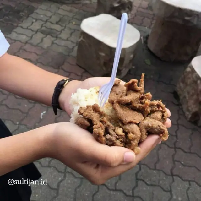 6 Potret Orang Menyusahkan Diri Sendiri saat Makan Ini Bikin Tepuk Jidat