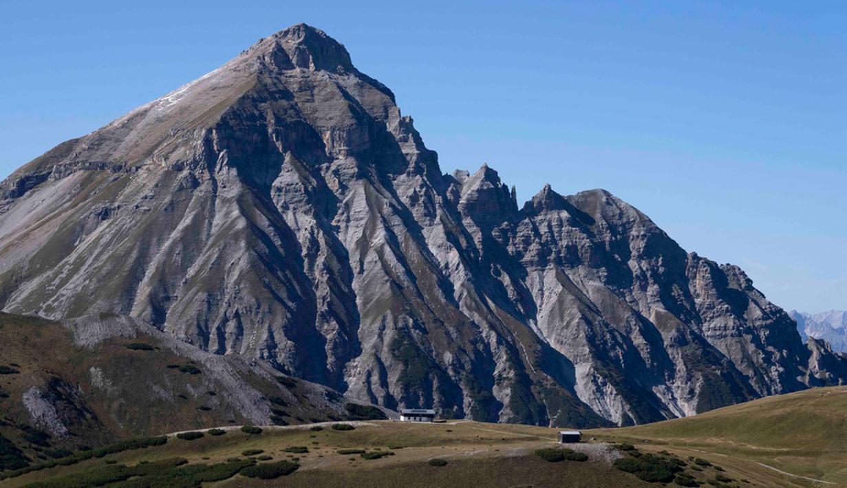 Pondok Gunung Blaserhuette terletak di depan Serles, juga disebut altar Tyrol, dekat Innsbruck, Austria,  25 September 2023. Para peneliti dari University of Leeds dan University of Essex - menyerukan konservasionis untuk mempertimbangkan langkah-langkah baru untuk melindungi keanekaragaman hayati perairan. (AP Photo/Matthias Schrader)