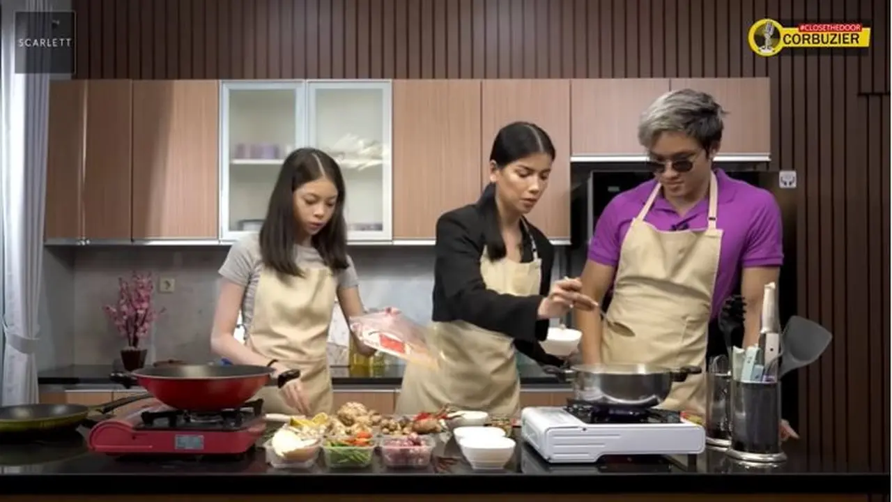 6 Momen Sabrina Chairunnisa Masak Bareng Azka Corbuzier dan Nada Tarina, Kompak