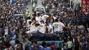 Pemain Persib menikmati keramaian lautan manusia yang memadati jalanan kota Bandung saat berlangsungnya Pawai Persib Juara Piala Presiden, Minggu (25/10/2015). (Bola.com/Nicklas Hanoatubun)