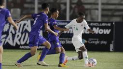 Gelandang  Timnas Indonesia U-16, Alexandro Felix, menggiring bola saat melawan Filipina pada laga babak Kualifikasi Piala AFC U-16 2020 di Stadion Madya, Jakarta, Senin (16/9/2019). Indonesia menang 4-0 atas Filipina. (Bola.com/M Iqbal Ichsan)