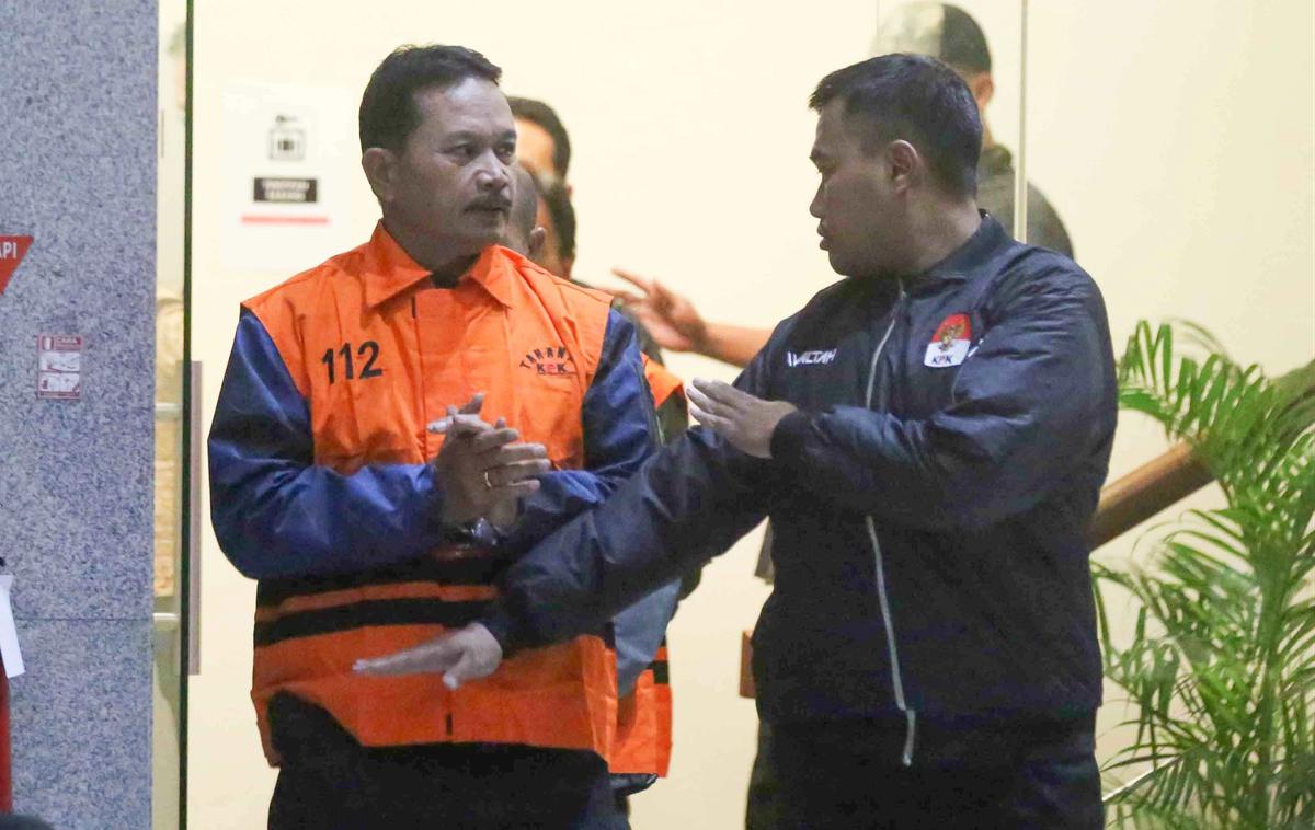 FOTO: KPK Tahan Wali Kota Madiun Maidi Terkait Dugaan Korupsi Dana CSR