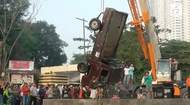 Pascaterceburnya sebuah mobil pick up bersama sopirnya di Kali Malang, tim baru menemukan bangkai mobil dan belum berhasil menemukan sang sopir yang diduga terbawa arus