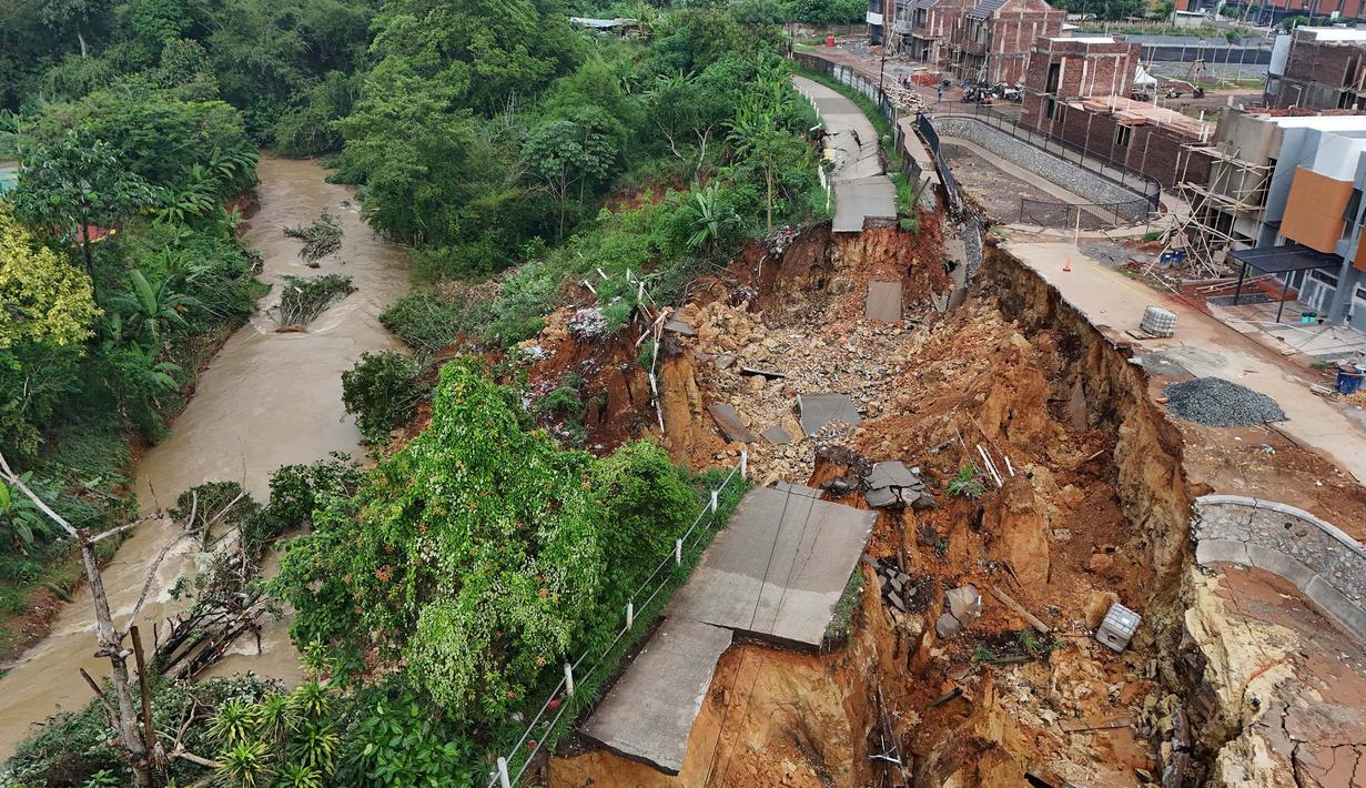 Foto udara memperlihatkan jalan yang terputusa akibat longsor di Kampung Karang Tengah, RT 02/RW 002, Kecamatan Pagedangan, Kabupaten Tangerang, Rabu (6/11/2024). (merdeka.com/Arie Basuki)