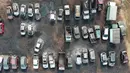 Foto udara memperlihatkan deretan mobil-mobil yang hancur akibat kebakaran hutan di Guayaquil, Ekuador pada tanggal 26 September 2024. (MARCOS PIN/AFP)