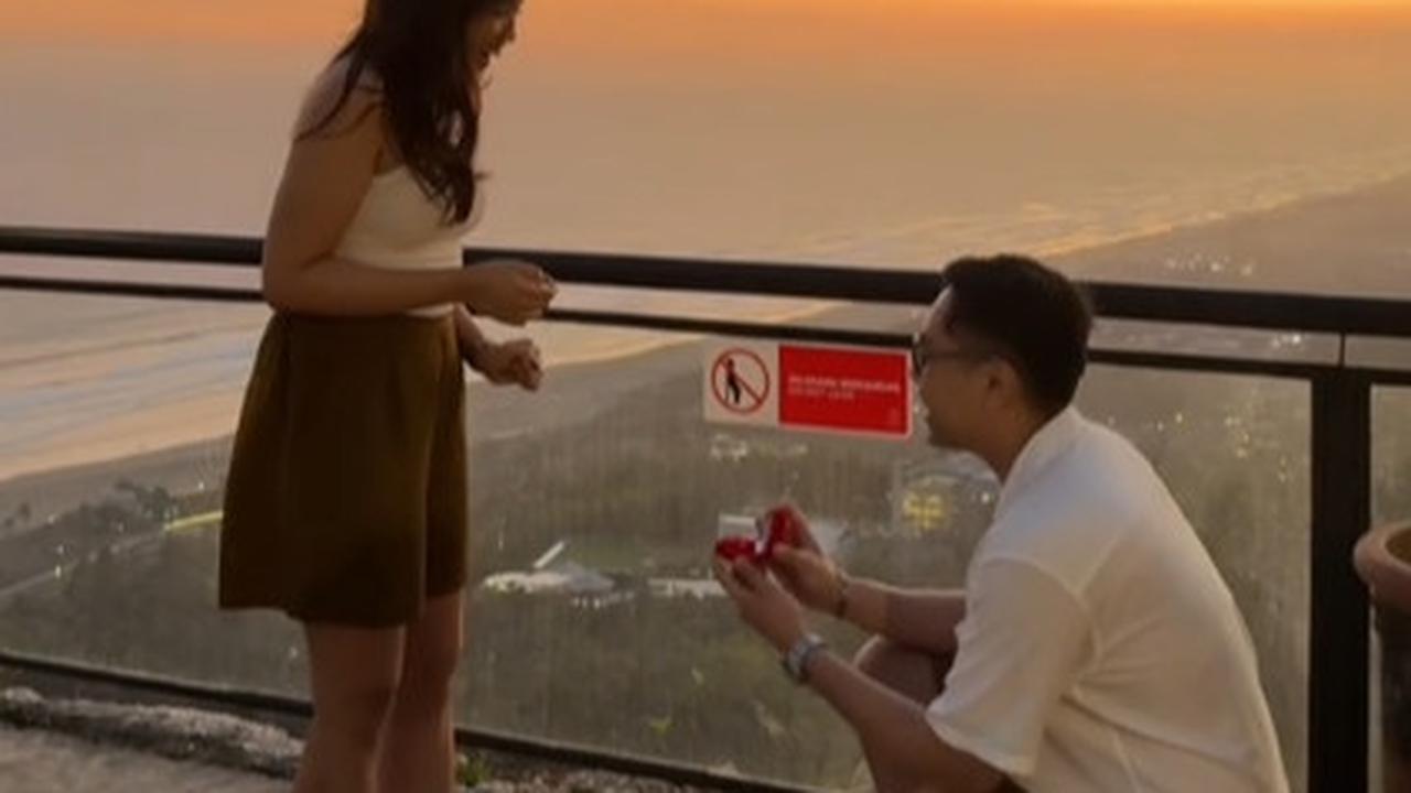 Awalnya Mengira Foto Berdua Biasa, Momen Romantis Pria Lamar Kekasihnya Ini Curi Perhatian