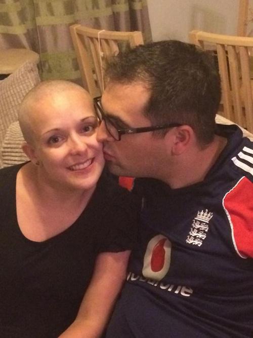 Jackie tak pernah lelah untuk berjuang melawan kanker dalam dirinya | Photo: Copyright mirror.co.uk