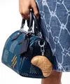Bukan hanya menambah estetika, LV Croissant Bag Charm berfungsi ganda sebagai kantong mini. Harganya sendiri mencapai Rp15,3 juta. [Dok/louisvuitton.co.id].