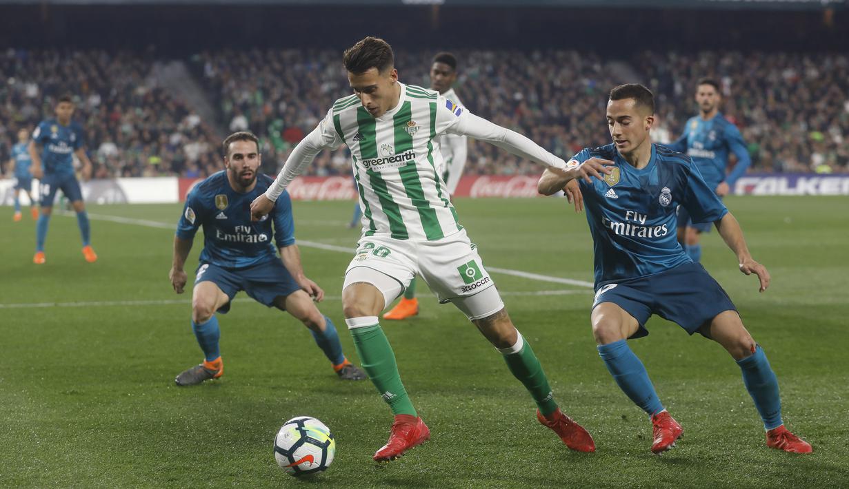 Pemain Real Madrid, Lucas Vazquez (kanan) menutup pergerakan pemain Betis, Tello Herrea pada lanjutan La Liga Santander di Villamarin stadium,Seville, (18/2/2018). Real Madrid menang 5-3. (AP/Miguel Morenatti)