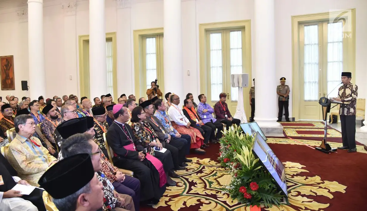 Presiden Jokowi memberi sambutan saat silaturahmi dengan para peserta Musyawarah Besar Pemuka Agama untuk Kerukunan Bangsa di Istana Kepresidenan Bogor, Jawa Barat, Sabtu (10/2). Jokowi menyampaikan apresiasinya. (Liputan6.com/Pool/Biro Setpres)