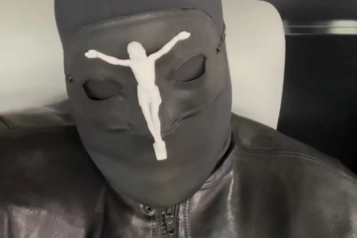 Kanye West Kenakan Topeng Alexander McQueen (Instagram/kanyewest)