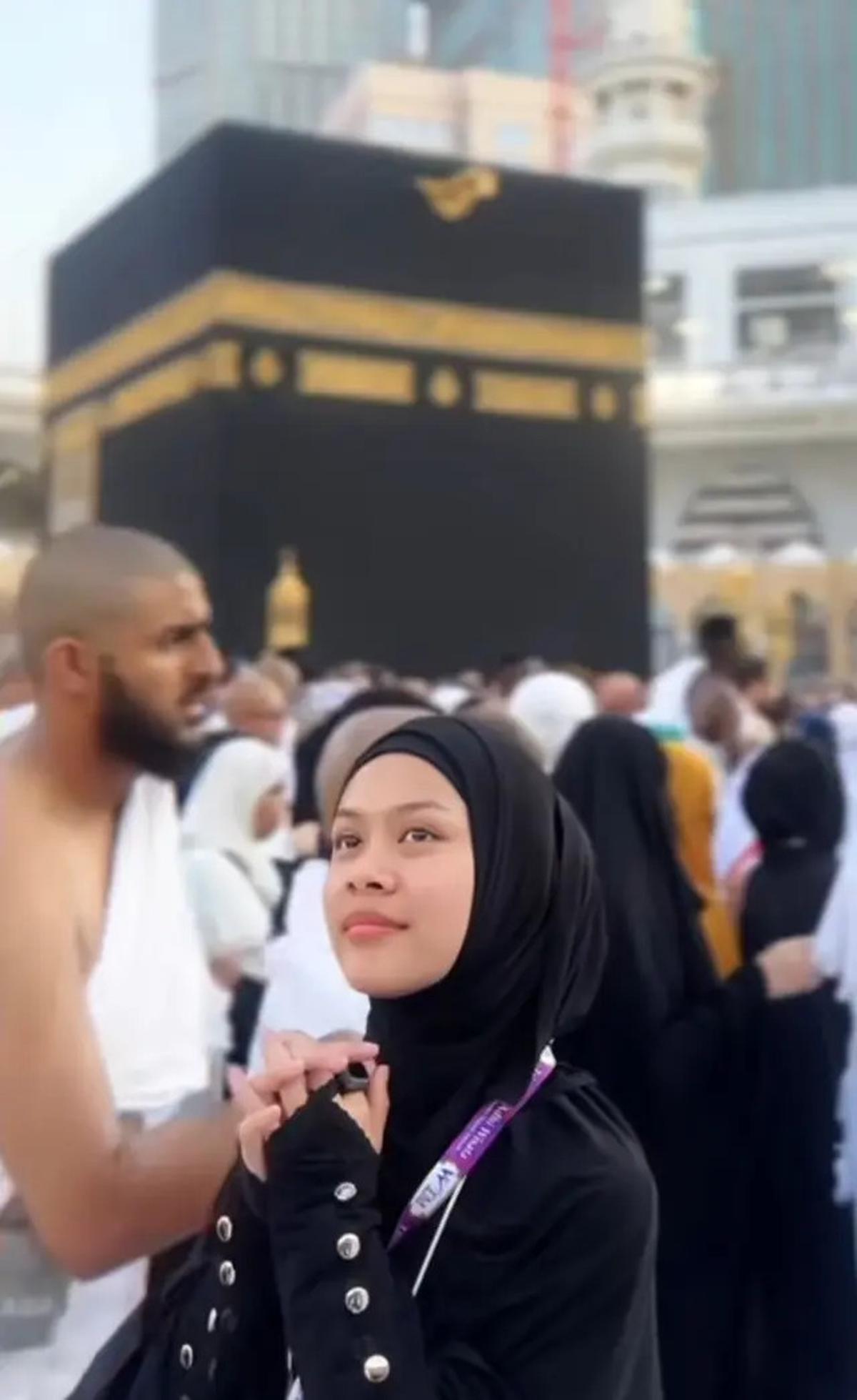 7 Potret Melly Lee Umroh Tampil Berhijab Mirip Masa SMP, Tak Pakai Makeup
