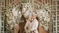 Cerita di Balik Kebaya Glamor Tex Saverio dan Siger Tradisional Rinaldy Yunardi yang Dipakai Alyssa Daguise