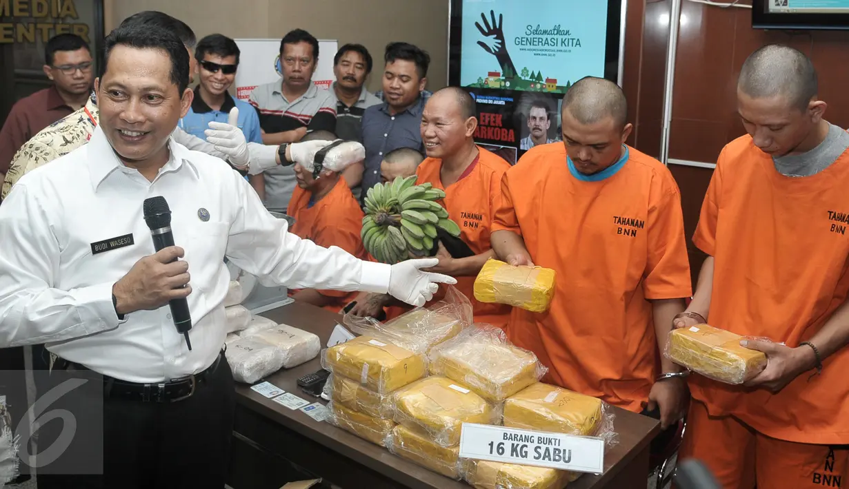 Kepala BNN Budi Waseso menunjukkan tersangka beserta barang bukti sabu saat rilis kasus narkoba di Gedung BNN, Jakarta, Selasa (20/9). BNN berhasil menggagalkan penyelundupan sabu dengan modus menyimpan di dalam buah pisang. (Liputan6.com/Yoppy Renato)