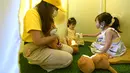Dua anak perempuan bermain di arena petualangan bertema berang-berang Otah & Friends di Gardens by the Bay di Singapura pada 14 Desember 2020. (Xinhua/Then Chih Wey)