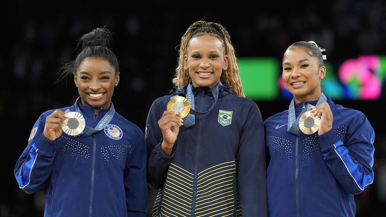 Foto: Kehangatan di Atas Podium Senam Olimpiade Paris 2024