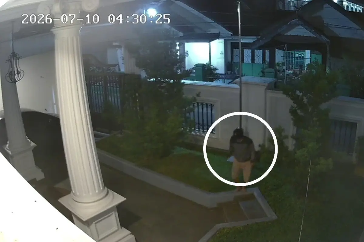 Tangkapan layar rekaman kamera CCTV saat pelaku curi gagang pintu rumah milik warga di Kota Bandar Lampung