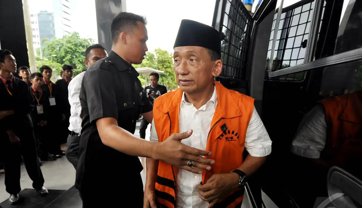 Fuad Amin Imron mendapat penjagaan ketat dari petugas KPK, Jakarta, Kamis (18/12/2014). (Liputan6.com/Miftahul Hayat)