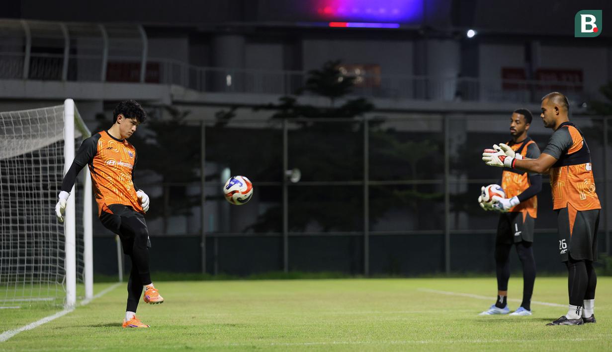 Kiper baru Persija Jakarta, Cyrus Margono (kiri) berlatih dengan Andritany Ardhiyasa (kanan) dan Carlos Eduardo menjelang laga lanjutan BRI Super League 2025/2026 melawan PSM Makassar di lapangan latih Jakarta International Stadium, Jakarta, Kamis (19/02/2026). (Bola.com/Bagaskara Lazuardi)