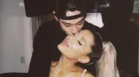 Belum satu bulan pacaran, Ariana Grande dan Pete Davidson memutuskan untuk melanjutkan hubungan ke tingkat yang lebih serius, tunangan. (instagram/arianagrande)
