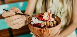Penggunaan bahan berbasis nabati menjadi salah satu alasan smoothie bowl banyak dipilih sebagai alternatif sarapan (Sumber: Pexels.com)