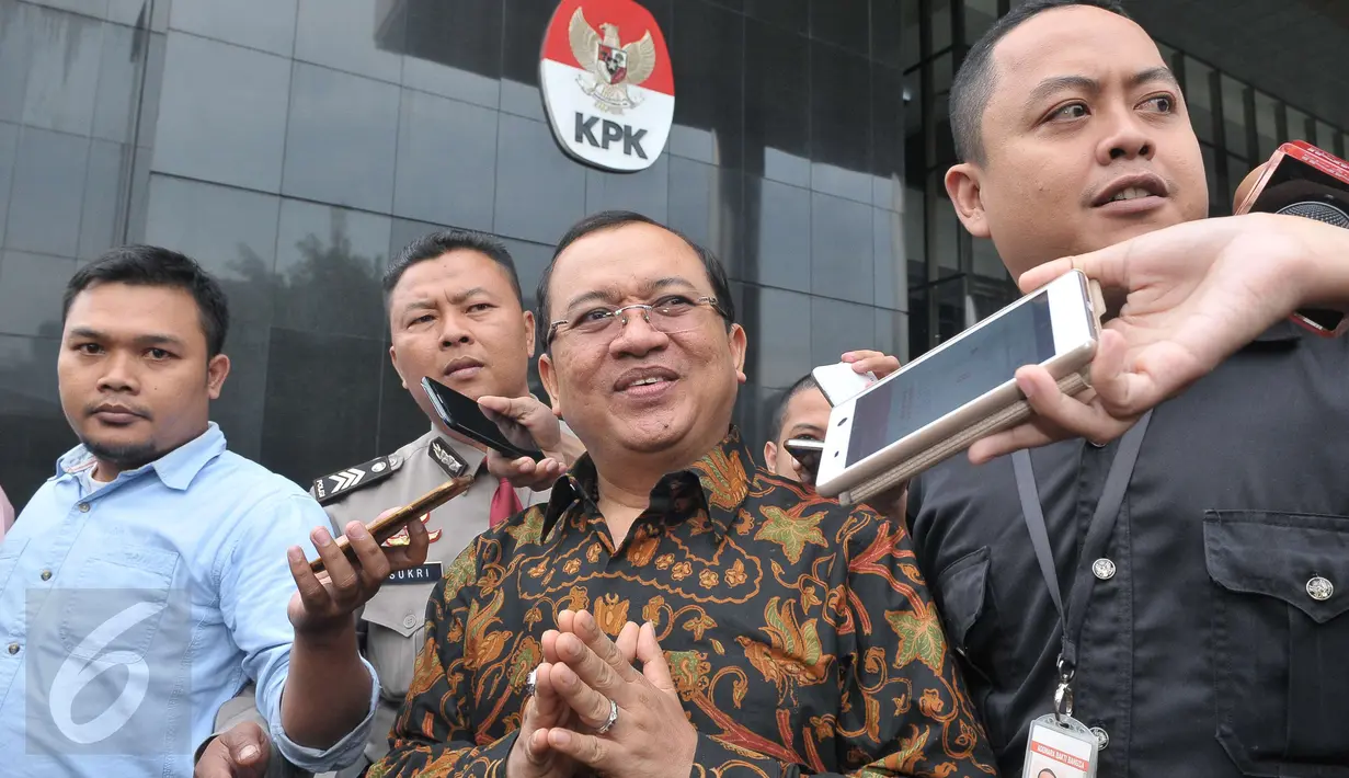 Mantan Wakil Ketua DPR 2009-2014 Priyo Budi Santoso usai diperiksa di gedung KPK, Jakarta, Rabu (10/5). Priyo diperiksa saksi kasus dugaan korupsi pengadaan Alquran di dengan tersangka Fahd El Fouz alias Fahd A Rafiq. (Liputan6.com/Helmi Afandi)