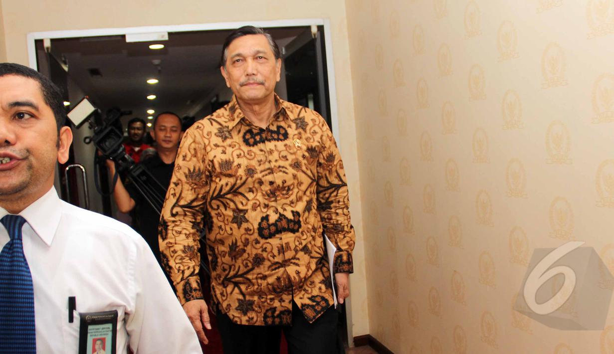 Kepala Staf Kepresidenan, Luhut Binsar Pandjaitan saat tiba di ruang kerja Ketua DPR RI, Jakarta, Kamis (2/4/2015). Kedatangan Luhut dalam rangka berkordinasi terkait pelaksanaan dan peringatan KAA ke-60 di Bandung. (Liputan6.com/Helmi Afandi)
