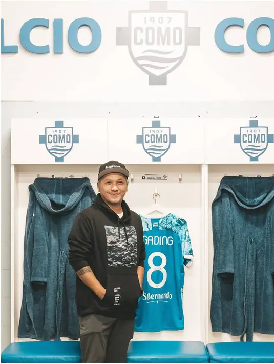 Bertanding di Serie B, Como 1907 ternyata dimiliki oleh pengusaha asal Indonesia. Tim sepak bola yang bermarkas di Stadio Comunale G. Sinigaglia, Como, Italia ini dimiliki oleh Robert Budi Hartono. Dari jerseynya sendiri pun memajang nama sponsor dari perusahan milik Robert Budi Hartono. (Liputan6.com/IG/@gadiiing)