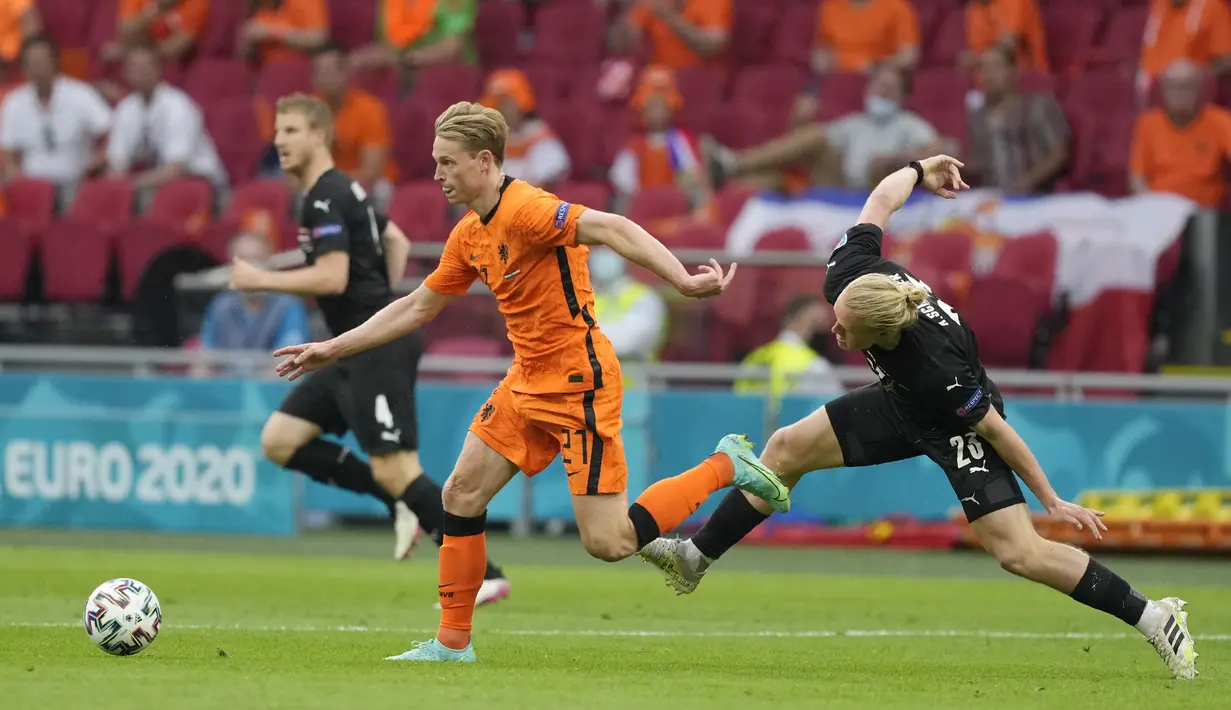Gelandang timnas Belanda, Frenkie de Jong berebut bola dengan gelandang Austria, Xaver Schlager pada laga kedua Grup C Euro 2020 di Johan Cruijff Arena, Amsterdam, Jumat (18/6/2021) dini hari WIB. Tuan rumah Belanda berhasil mengalahkan Austria 2-0. (AP Photo/Peter Dejong, Pool)