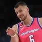 Pemain Washington Wizards, Kristaps Porzingis saat melawan Boston Celtics pada laga NBA 2023 di Capital One Arena, Washington, 28 Maret 2023. (AFP/Getty Images/Patrick Smith)