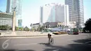 Seorang pria bersepeda saat Car Free Day di Kawasan Bunderan HI, Jakarta, Minggu (12/6/2016). ). Hari Minggu pertama di bulan Ramadan tampak sepi dibandingkan dengan hari Minggu pada umumnya. (Liputan6.com/Faizal Fanani)