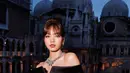 Namun, di momen lain Lisa juga menunjukkan pesona elegannya kenakan off-the-shoulder dress yang dipadukan dengan perhiasan mewah.  [@lalalaisa_m].