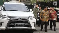 Ketua Umum Partai Gerindra Prabowo Subianto (tengah) saat tiba di Kantor DPP PKS, Jakarta, Senin (30/7). Kunjungan Prabowo ke DPP PKS untuk membahas hasil pertemuannya dengan Partai Demokrat. (Liputan6.com/Herman Zakharia)
