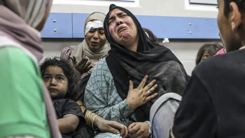 Warga Palestina terluka dalam ledakan di rumah sakit Ahli Arab, menunggu untuk dirawat di rumah sakit Al-Shifa, di Kota Gaza, pada 17 Oktober 2023. (Abed Khaled/ AP)