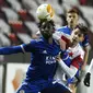 Wilfred Ndidi - Pemain berusia 24 tahun ini merupakan jendral lapangan tengah Leicester City asuhan Brendan Rodgers. Gelandang bertahan yang disebut sejajar dengan Kante dan Fabinho itu ternyata mendapat bayaran 75 ribu Pounds perpekan. (AFP/ Michal Cizek)