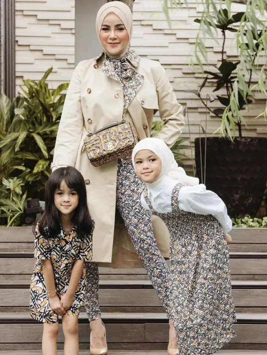 Untuk tampilan sehari-hari, ia juga tampak stylish dan kerap bergaya senada dengan sang mama. [Foto: Instagram/ AleenaHutapeaaufar]
